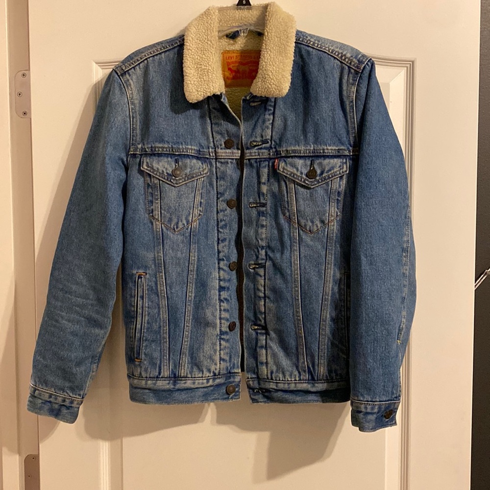 Men’s Small Levi’s Sherpa lined denim trucker jacket